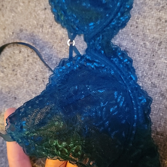 La senza lace Bralette "Lagoon" or "auqa" in color? More blue than green. - Picture 3 of 6